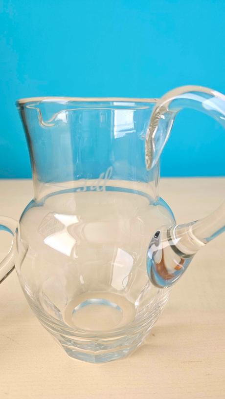 Dva malé džbánky z číreho skla, 