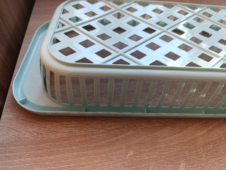 Plastový odkvapkávač alebo cednik, 