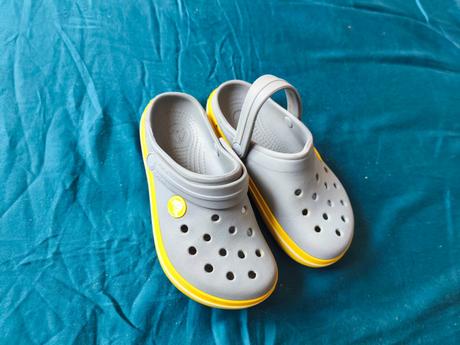Crocs, crocs,<17