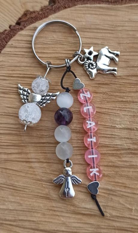 Kľúčenky s menami anjelikom z minerálov a korálok, 