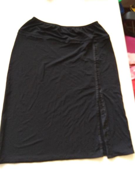 Čierna elastická sexi sukňa, m