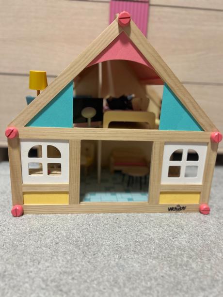 Drevený domček pre bábiky, 
