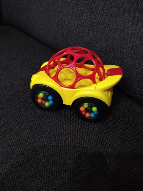 Autíčko s guličkami v kolesach,