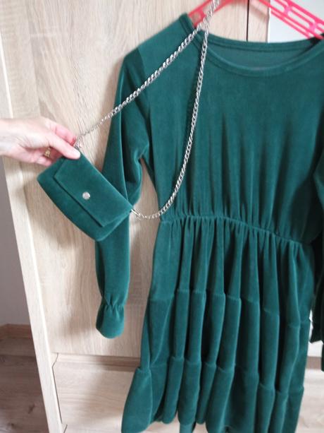 Zamatové šaty, 128