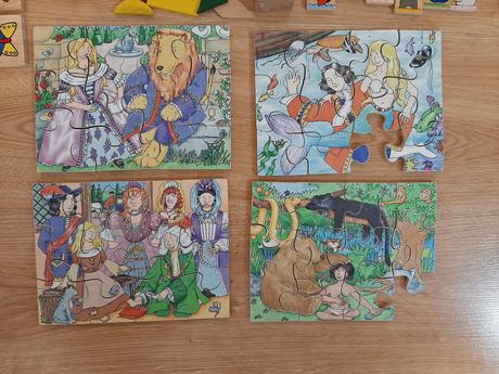 Drevené pazzle a dominá.,