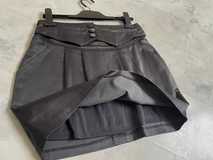 Minisukňa z pružného saténu, 36