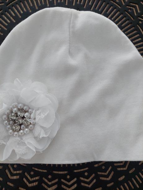 Nádherná biela čiapka super stav, 104