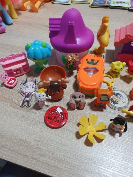 Rôzne malé hračky a postavičky, 