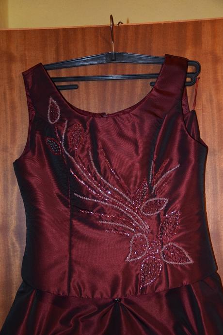 Krásne šaty bordovej farby, vyšívaný vrchný diel, 42