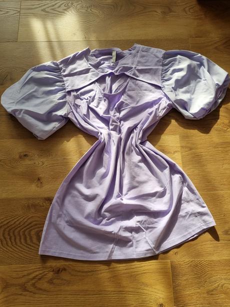 Šaty s puff rukávmi zaujímavý strih, 