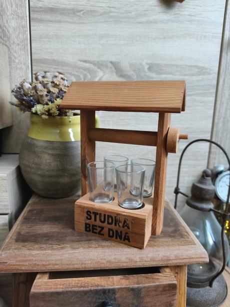 Dekorácia studňa zo štyrmi poharikmi výpredaj, 