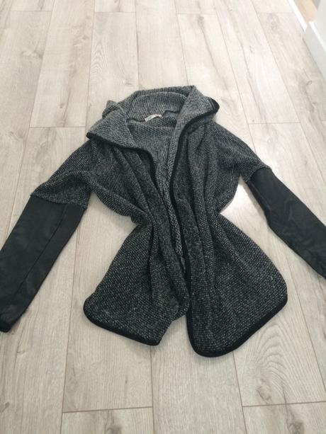 Sveter s koženkovými rukávmi, s