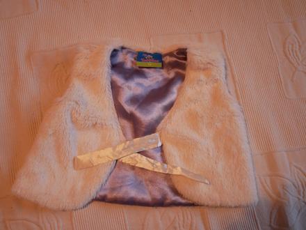 Jemná biela huňatá vestička, topolino,74