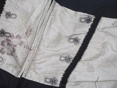 Kvalitné krojové šaty lifos, 52