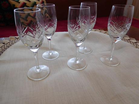 Sklenené poháre na nožičke, 