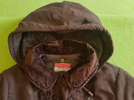 Bunda so zamatovými doplnkami, 128