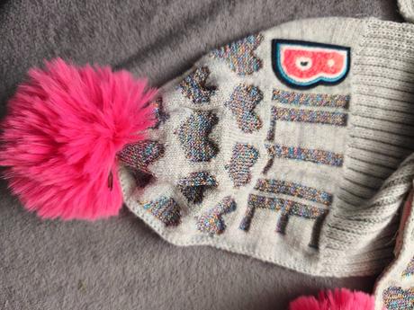 Dievčenský šál s brmbolcami, 