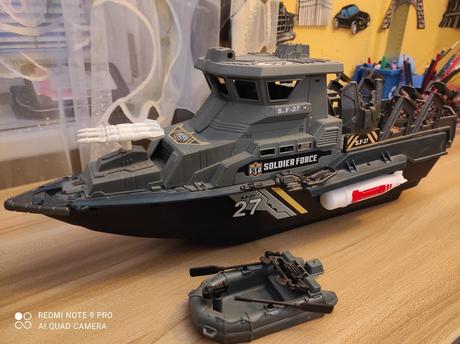 Vojenská loď so záchranný clnom,