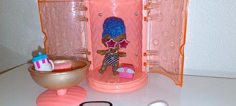 Bábika l.o.l. surprise s doplnkami a kresielkom., 