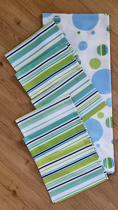 Obrus s prestieranim pre 6 osôb, 