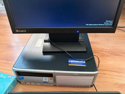Starší pc s monitorom a modemom, hp (hewlett-packard)