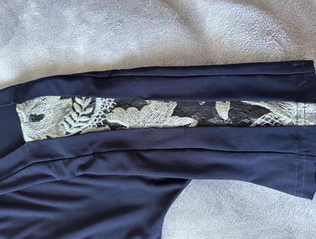 Omega modré šaty s netopierími rukávmi, s