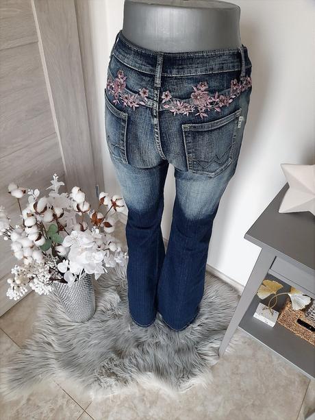 Rifle s vyšitými kvetmi na páse-s, s