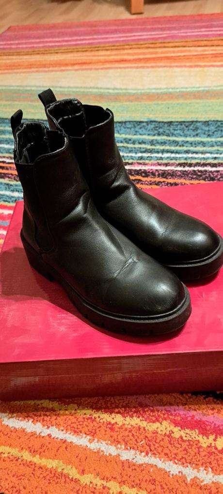 Čierne topánky, 37