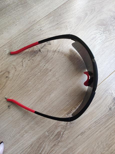 Športové slnečné okuliare,