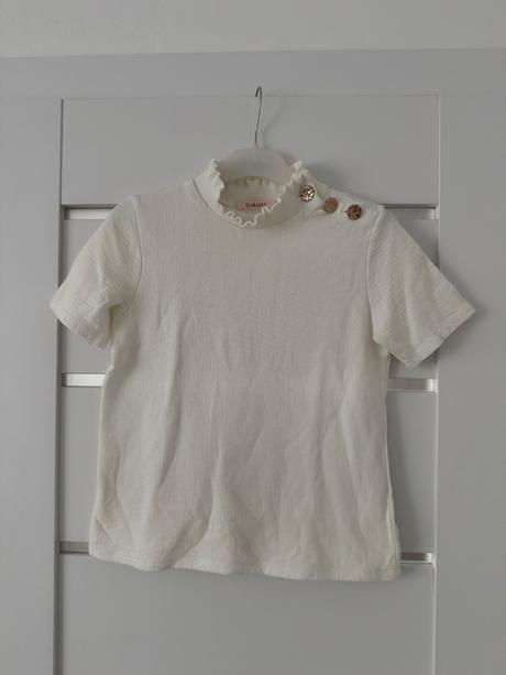 Biely top so stojacikom a gombickami, camaieu,s