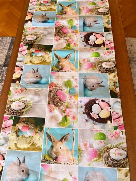 Zelený veľkonočný stredový obrus zajace, vajíčka, 