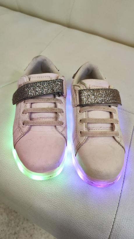 Blikajúce tenisky, 31