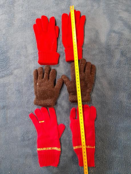 Tmavošedé a červené rukavice, 110
