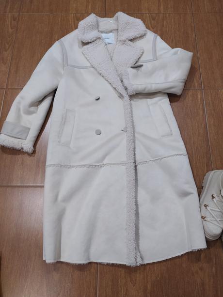 Krémový kožuštek, bershka,s