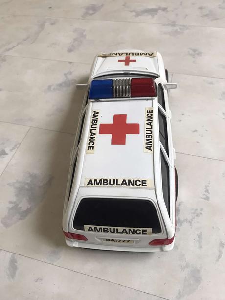 Staré velké auto ambulancia,