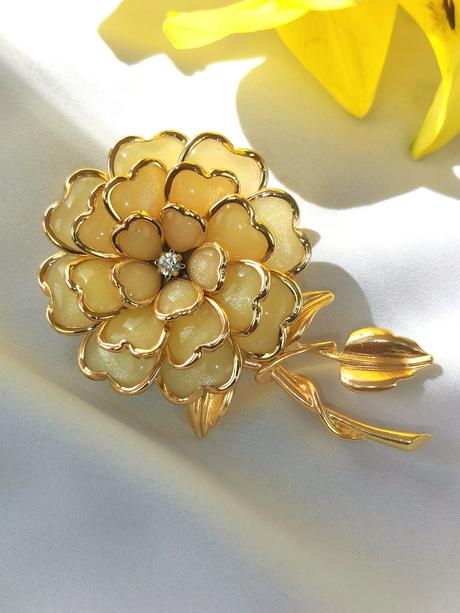 Bijou brigitte - brošňa v tvare zlatého kvetu, bijou brigitte