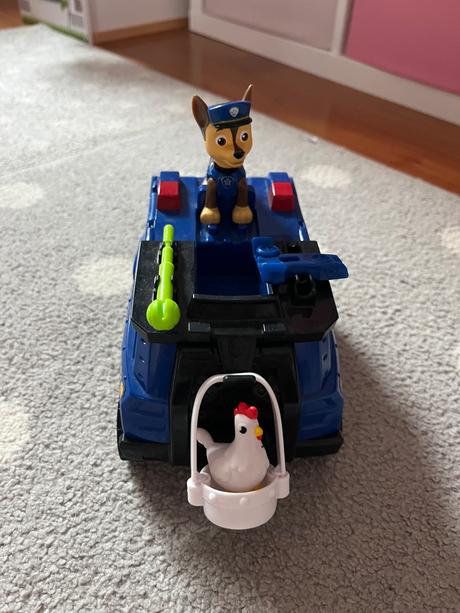 Labkova patrola chase so zvacsujucim autom,