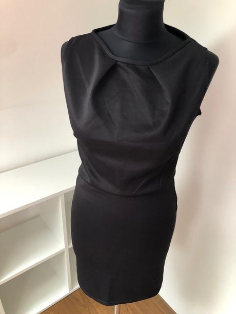 Čierne elasticke šaty, s