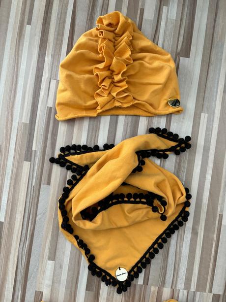 Komplet sukňa, čiapka, šatka, 134