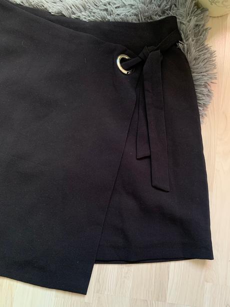 Čierna prekladaná sukňa na zips amisu, amisu,l