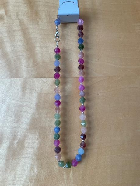 Nahrdelnik z farebnych koralok, 