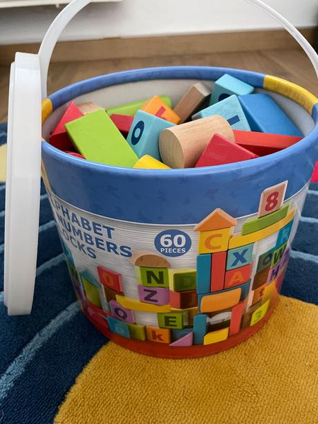 Drevené kocky vo vedierku - 60ks, 