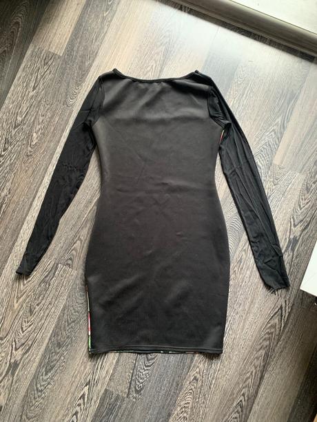 Obtiahnute mini kratke kvetovane šaty boohoo, s