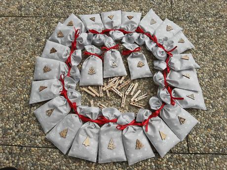 Adventný kalendár - sivý s červenými stuhami., 