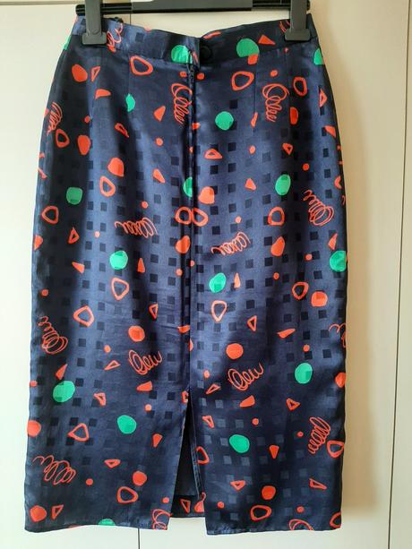 Saténová sukňa, 38