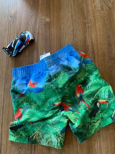 Krásne šortky na kupanie, 98