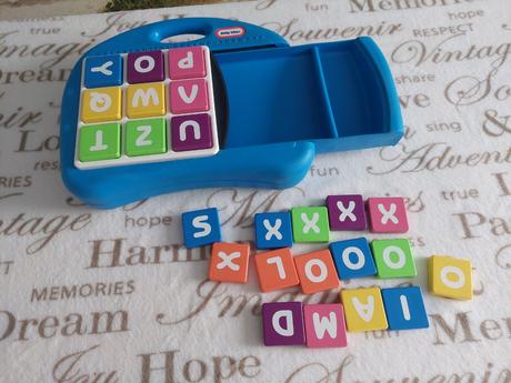 - little tikes abeceda a čísla v kufriku, 