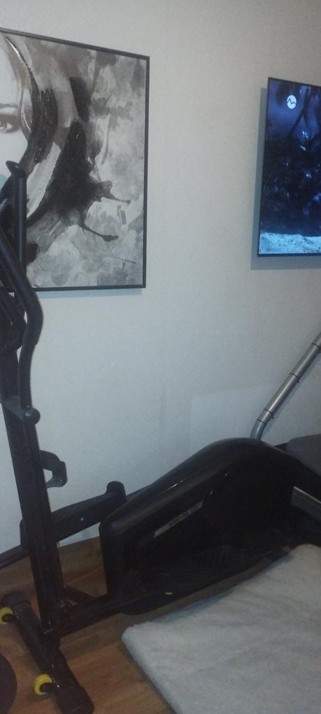 Elipticky trenažér,