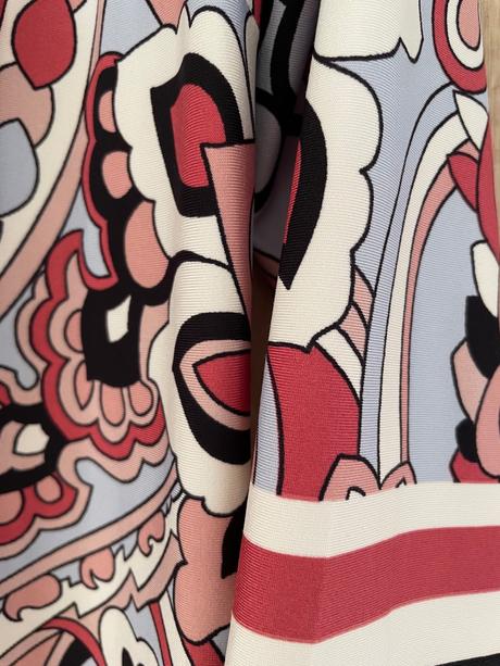 Vzorované šaty, 36