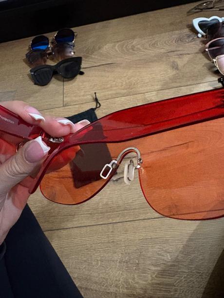 Slnečné okuliare červené,